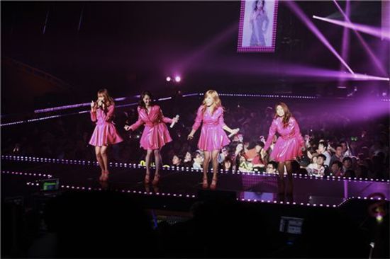 SISTAR's Hyolyn (left), Dasom (second to left), Soyou (second to right) and Bora (right) in hot pink raincoat-like dresses show cute dance to "Shady Girls" during their "Femme Fatale" concert at Seoul's Olympic Hall on September 15, 2012. [Starship Entertainment]