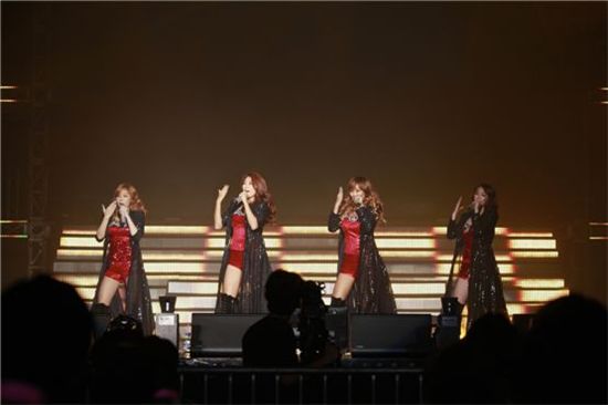 Soyou (left), Bora (second to left), Hyolyn (second to right) and Dasom (right) in red lace dresses exude scent of alluring women during the performance for "Push Push," at SISTAR's "Femme Fatale" concert held at Seoul's Olympic Hall on September 15, 2012. [Starship Entertainment]