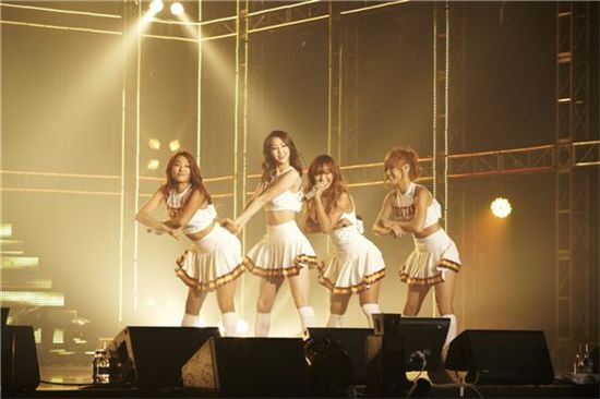 SISTAR members Bora (left), Dasom (second to left), Hyolyn (second to right) and Soyou (right) turn into cheerleaders and perform "Hot Place" during their "Femme Fatale" concert at Seoul's Olympic Hall on September 15, 2012. [Starship Entertainment]