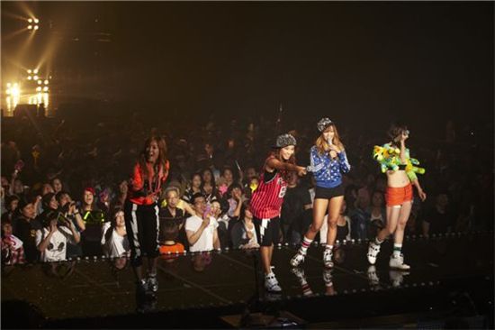SISTAR members Soyou (left), Bora (second to left), Hyolyn (second to right) and Dasom (right), who are dressed up like they are going out on a Friday night, give performance of Big Bang's "Fantastic Baby" during their "Femme Fatale" concert at Seoul's Olympic Hall on September 15, 2012. [Starship Entertainment]