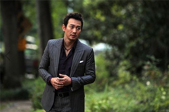 Actor Park Young-woo, donned in a black pinstripe suit, poses on the set of his latest film," PAPA," opened in local theaters on February 1, 2012. [Lotte Entertainment]