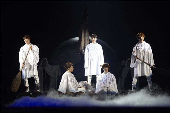 SHINee members Jonghyun (left), Key (second to left), Minho (center), Taemin (second to right), and  Onew (right), donned in white cape-style outer, perform on a raft during their second exclusive concert, "SHINee World II," opened at the Taipei Arena in Taiwan between September 15 and 16, 2012. [SM Entertainment]