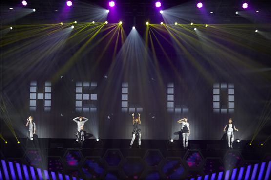SHINee members Onew (left), Taemin (second to left), Jonghyun (center), Minho (second to right), and Key (right) show different poses for their song, "Hello," during their second exclusive concert, "SHINee World II," opened at the Taipei Arena in Taiwan between September 15 and 16, 2012. [SM Entertainment]