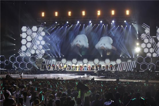 SHINee and back dancers bow to the audience before ending their second exclusive concert, "SHINee World II," opened at the Taipei Arena in Taiwan between September 15 and 16, 2012. [SM Entertainment]
