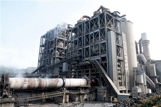 내부온도가 1450도에 달하는 킬른과 예열실. 예열시스템(NSP: New Suspension Preheater)을 통해 시멘트 제조원가의 약 30%를 차지하는 연료비를 절감하고 있다.  