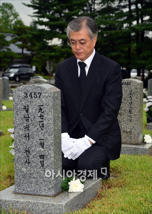 [포토]사병 묘역 앞에 무릎 꿇은 문재인 후보