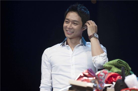 JYJ member Park Yuchun smiles to fans at the second part of the fan meeting held at the entertainment comlex Siam Paragon's Royal Paragon Hall in Thailand on September 16, 2012. [C-JeS Entertainment]