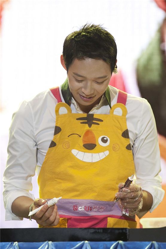 JYJ member Park Yuchun bakes cookies for fans at his fan meeting held at the entertainment comlex Siam Paragon's Royal Paragon Hall in Thailand on September 16, 2012. [C-JeS Entertainment]