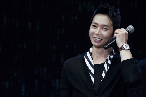JYJ member Park Yuchun smiles to fans at the first part of the fan meeting held at the entertainment comlex Siam Paragon's Royal Paragon Hall in Thailand on September 16, 2012. [C-JeS Entertainment]