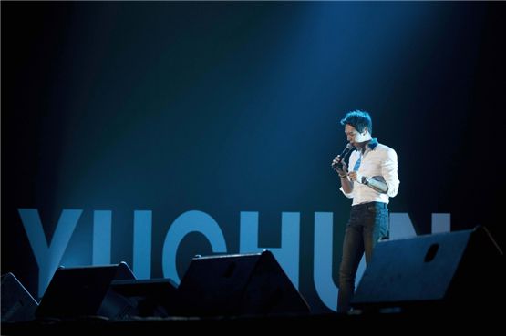 JYJ member Park Yuchun, donned in a simple white shirt, sings during his meet-and-greet session opened at the entertainment comlex Siam Paragon's Royal Paragon Hall in Thailand on September 16, 2012. [C-JeS Entertainment]