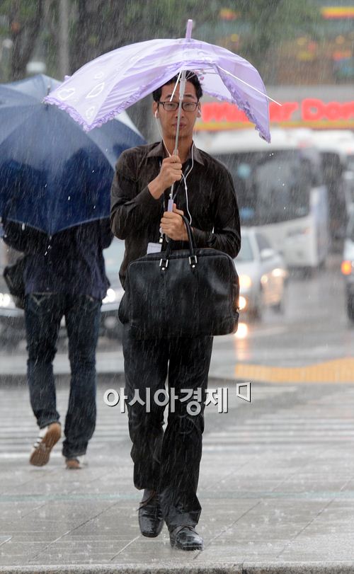 [포토]부러진 우산에 의지해