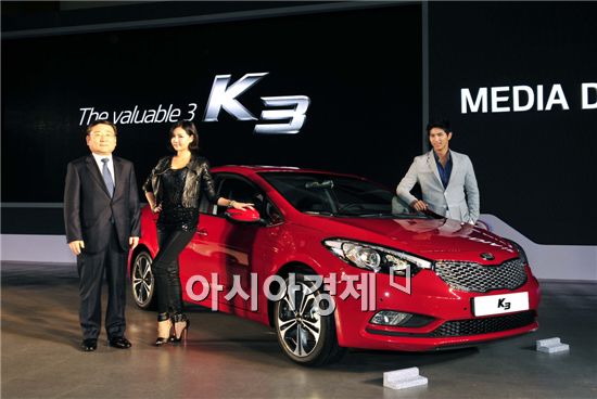 기아자동차 K3 출시 행사에서 이형근 기아차 부회장(사진 왼쪽)과 모델들이 K3를 배경으로 포즈를 취하고 있다.