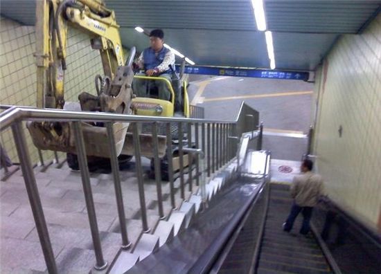 계단 상식 파괴자 "지하철 계단을 굴삭기로 척척"