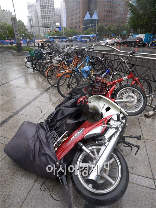 [포토]강풍에 쓰러진 오토바이