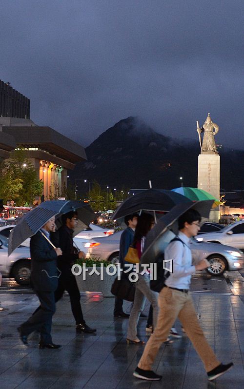 [포토] 우산 쓴 퇴근길