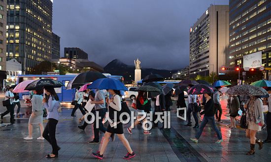 [포토] 우산 쓴 퇴근길 시민들