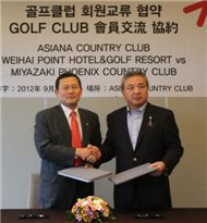  박상배 금호리조트 대표(왼쪽)와 가와모토 가즈히코 일본 미야자키 피닉스골프장 사장이 업무 제휴 협약서에 서명한 뒤 기념촬영을 하고 있다. 