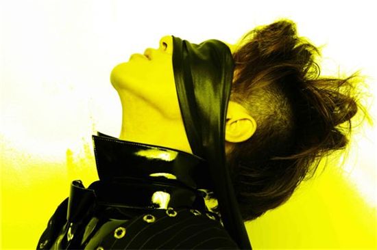 TVXQ!'s U-Know wears a black leather bandage over his eyes in a brown-colored hairstyle for the teaser photo of the upcoming album "Catch Me" provided by SM Entertainment on September 18, 2012. [SM Entertainment]