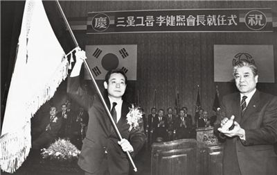 이건희 삼성전자 회장이 1987년 12월1일 서울 호암아트홀에서 열린 회장 취임식에서 깃발을 흔들고 있다.