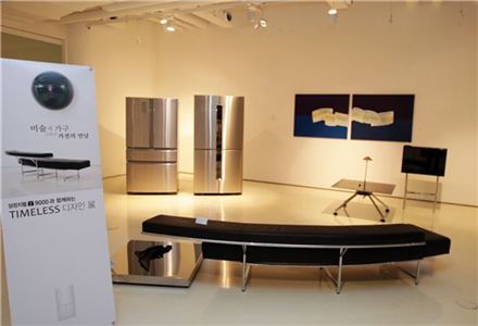 'Timeless 디자인전'에서 미술작품들과 함께 전시된 삼성지펠아삭 M9000(왼쪽)과 삼성지펠 T9000.