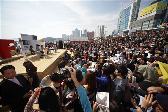 Crowds cast their eveys on Chinese film "Wu Xia" director and cast during the pic's Open Talk event of the 16th Busan International Film Festival, held at BIFF VIllage Outdoor Stage on October 9, 2011. [BIFF]