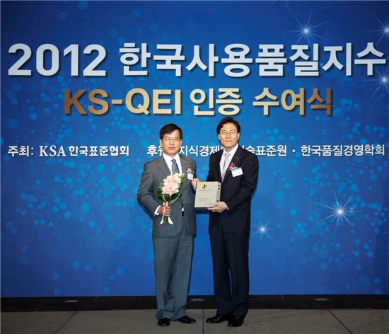 문정철 KCC 상무(왼쪽)이 김창룡 한국표준협회 회장으로부터 상을 건네받은 후 기념촬영을 하고 있다. 