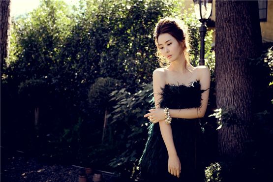 Actress Lee Da-hae, donned in a black feather dress, poses in a picture posted on the actress' official website. [Forestar Entertainment]