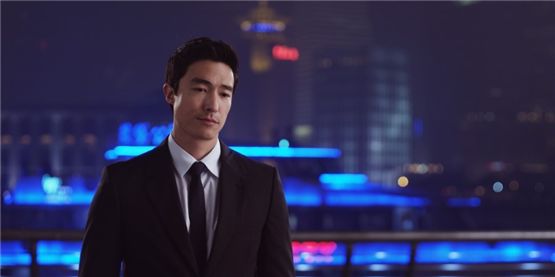 Daniel Henny poses in a black suit during the shooting of his latest comedy film "Shanghai Calling," which has not set its local opening date. [The official page of "Shanghai Calling" on Korean portal website Daum]