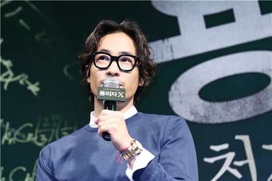 Actor Ryu Seung-bum shares thoughts about his character at the "Perfect Number" press conference held at the CGV movie theater in southern Seoul, Korea on September 19, 2012. [Younghwain]