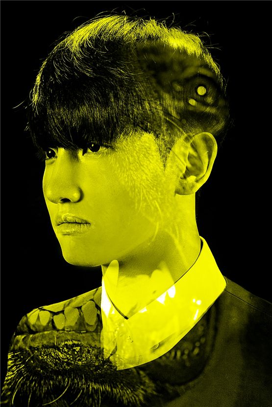 TVXQ!'s Max Changmin sports a bowl hair cut in his teaser photo for the duo's upcoming album "Catch Me" due out September 24, 2012. [SM Entertainment]