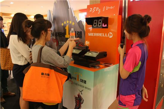 머렐, 백화점 매장 돌며 프로모션 진행