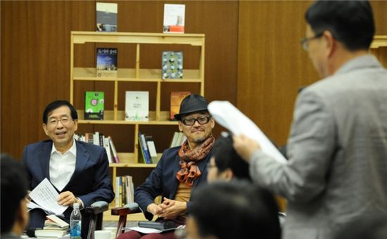 19일 오전 서울시청사에서 열린 독서모임 '서로함께'에 참석한 박원순 서울시장과 '책은 도끼다'의 저자 박웅현씨(왼쪽부터) 