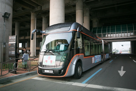 KTX 오송역에서 세종시를 거쳐 대전 유성구 반석역까지 운행하는 바이모달트램.