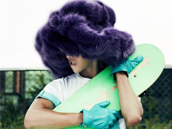 G-Dragon poses with a skateboard for "CRAYON," the title tune off his first solo mini-album "ONE OF A KIND" released on September 18, 2012. [YG Entertainment]