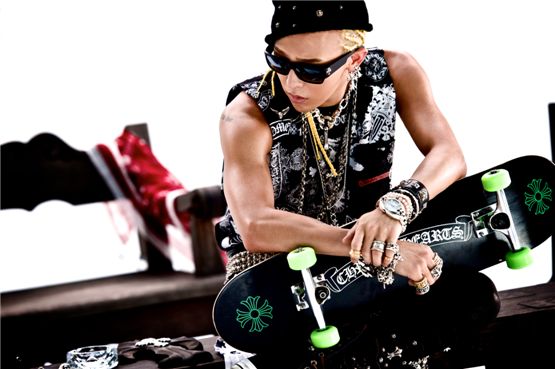 G-Dragon poses with a skateboard for "ONE OF A KIND" off the first solo mini-album of the same name released on September 18, 2012. [YG Entertainment]