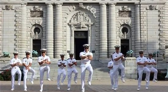 ▲사진: 美 해군생도들이 '강남스타일' 음악에 맞춰 말춤을 추고 있다.