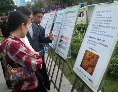▲ 19일 '2012년 원산지 홍보의 날' 행사현장을 찾은 참가자들이 원산지 표시와 관련해 행사 관계자로부터 설명을 듣고 있다. 이번 행사는 오는 23일(일)까지 계속된다.