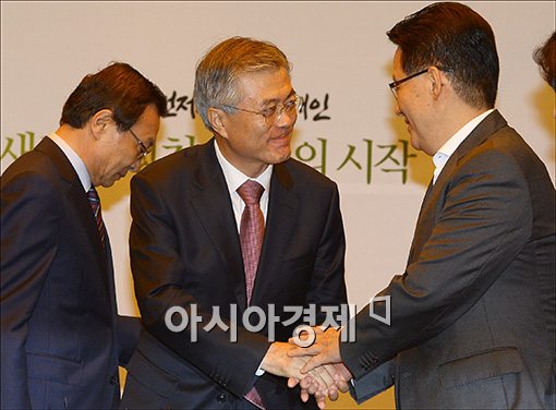 [포토]악수하는 문재인 후보와 박지원 원내대표
