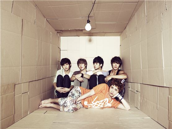 FTIsland members Song Seung-hyun (left), Choi Min-hwan (second to left), Lee Jae-jin (second to right), Choi Jong-hoon (right), and Lee Hong-gi (bottom) pose in a big paper box for their fourth studio album "FIVE TREASURE BOX," dropped on September 10, 2012. [FNC Entertainment]