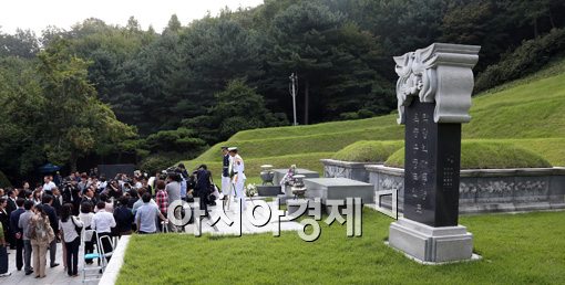 [포토]무소속 안철수 후보, 박정희 묘역에서 참배