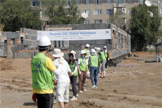 현대건설 힐스테이트 해외봉사단이 지난 8월 13일 카자흐스탄 내 카라간다 지역에서 교육복지센터 건립을 위해 작업을 하고 있다. 
