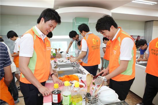 지난 7월 24일 서울 종로구 효제동 소재 수도조리제과학원에서 현대건설 직원 자원봉사자들과 아동들이 함께 피자와 샌드위치를 만들고 있다. 