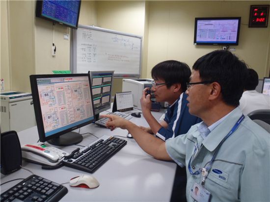 삼성SDI 천안사업장의 에너지경영시스템 TF팀이 온실가스를 관리하는 s-GEMS(에너지·온실가스 관련 IT시스템)을 살펴보고 있다.       