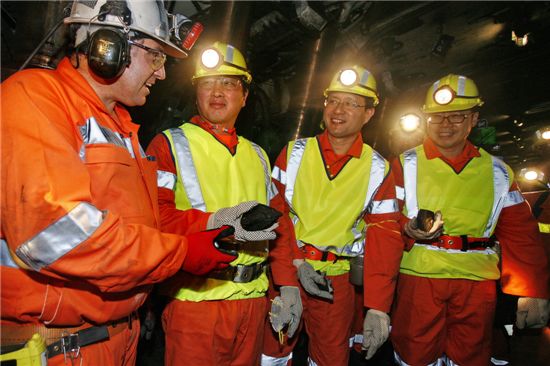 최태원 SK그룹 회장이 호주 석탄광산 현장을 방문해 관계자들과 대화를 나누고 있는 모습. 