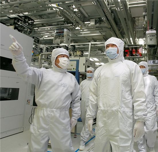 2012년 9월 SK하이닉스 청주공장을 방문한 최태원 회장(사진 앞줄 오른쪽)이 낸드플래시를 생산하는 M11생산라인을 둘러보고 있는 모습. 