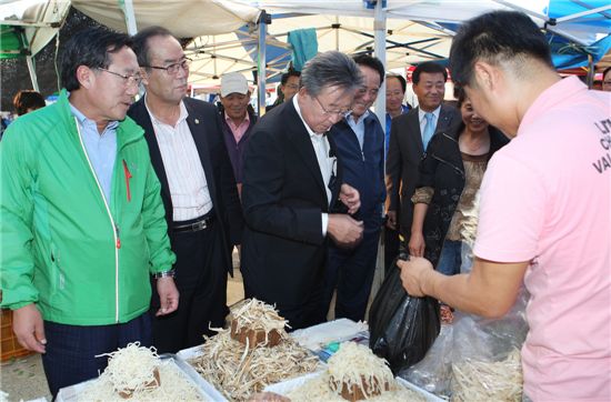 [포토]"전통시장 활성화시키러 왔습니다"