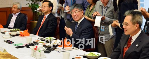 [포토]9월 금융협의회에서 모두발언하며 밝은 미소 보이는 김중수 총재