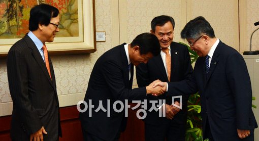 [포토]은행장들과 악수 나누는 김중수 한국은행 총재