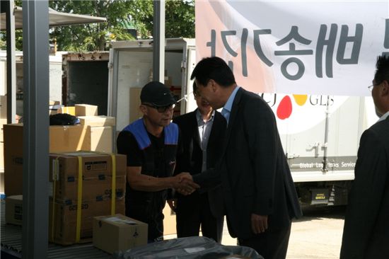 20일 오전 서울 성동구 소재 택배터미널을 찾은 CJ GLS손관수 대표(오른쪽)가 배송기사와 악수를 나누며 격려하고 있다.
