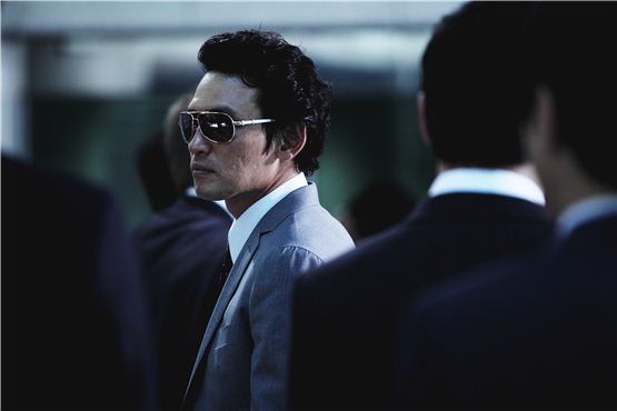 Actor Hwang Jung-min poses on the set of his new film "New World" [translated title], which wrapped up its three months shooting on September 14, 2012. [NEW]